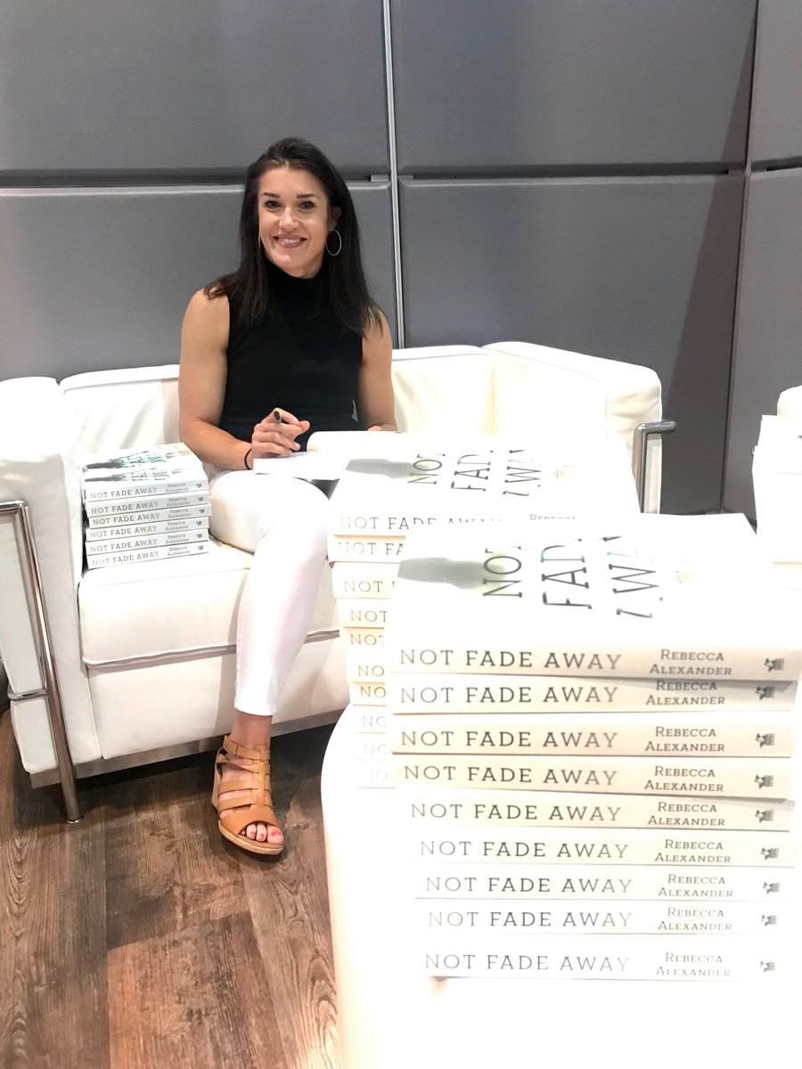 Reb_Alexander's tweet image. I am OVERWHELMED by all of the love and support I received at the HLAA 2019 conference. Thank you @HLAA and special thanks to @AdvancedBionics for your tremendous efforts.