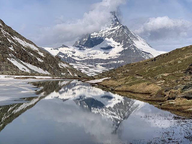 ellyliu65's tweet photo. Another Masterpiece made by Mother Nature and see how beautiful the reflection it is on the lake.
.
.
#matterhorn #snowymatterhorn #matterhornmountain #perfect_reflection #reflection_shotz #mothernature #masterpiece #landscapephotography #mountain #mount… https://t.co/wyxKiqDtcz https://t.co/DZl9tJTrbb