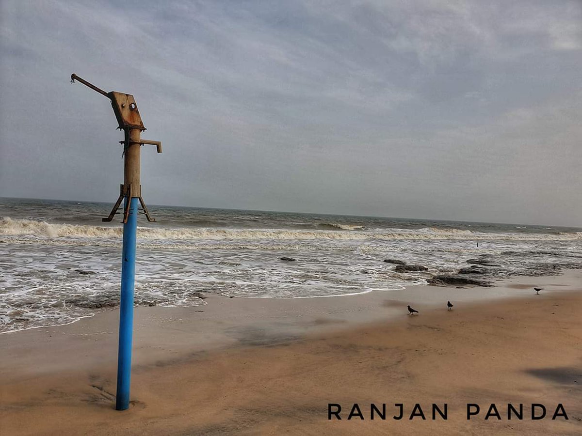 ranjanpanda's tweet photo. Just a few years ago, this bore well used to be the source of drinking water for thousands of people. It still stands there in testimony of the onslaught of #climatechange in the form of #searise. This is #Satabhaya, meaning 7 villages, that have now been engulfed by the sea. https://t.co/F37AvkZKHi
