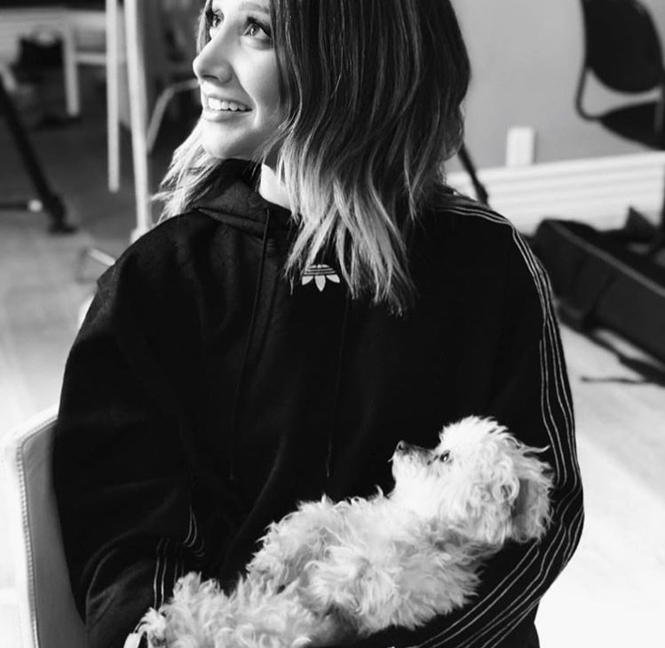 ashleytbrasil's tweet photo. Lembram do vídeo em que Ashley Tisdale nos apresentou a Maui pela primeira vez? Ela conta que ganhou a cachorrinha como presente de aniversário de seus pais e escolheu esse nome por ser super fã do Havaí e esse ser o nome de uma ilha de lá. #RIPMaui https://t.co/6Hv4xWPQqn https://t.co/43xj6gvDH1