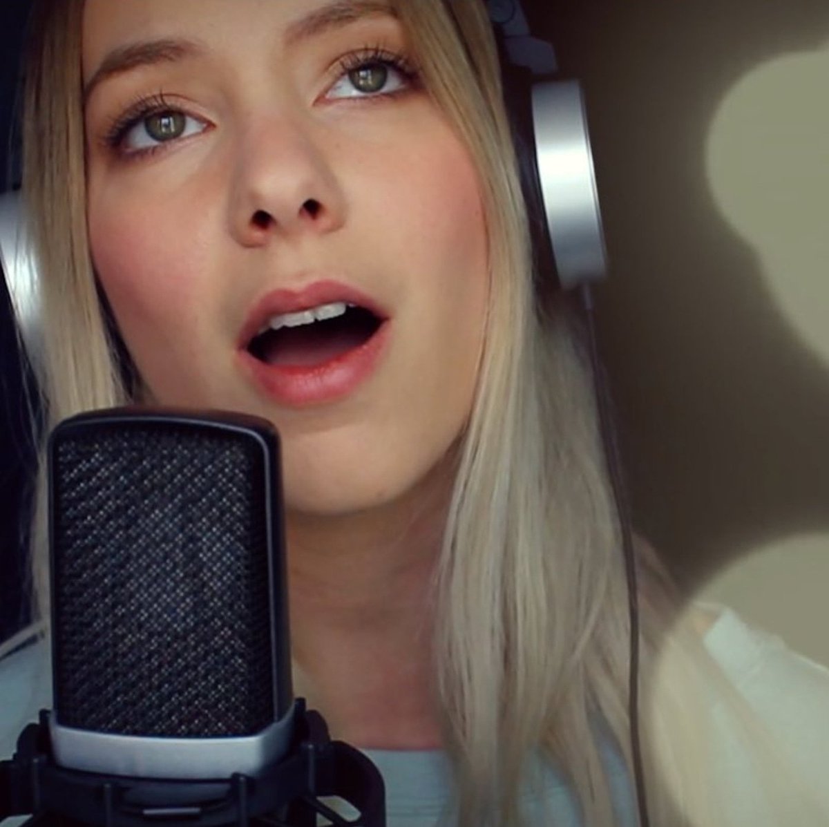 Elohim_Wonder's tweet photo. Have you checked out @romywave recent video on YouTube? ππ§β€ #romywave #video #checkitout #beautiful #muchlove #womensworldofmusic https://t.co/5SRtLnub0n