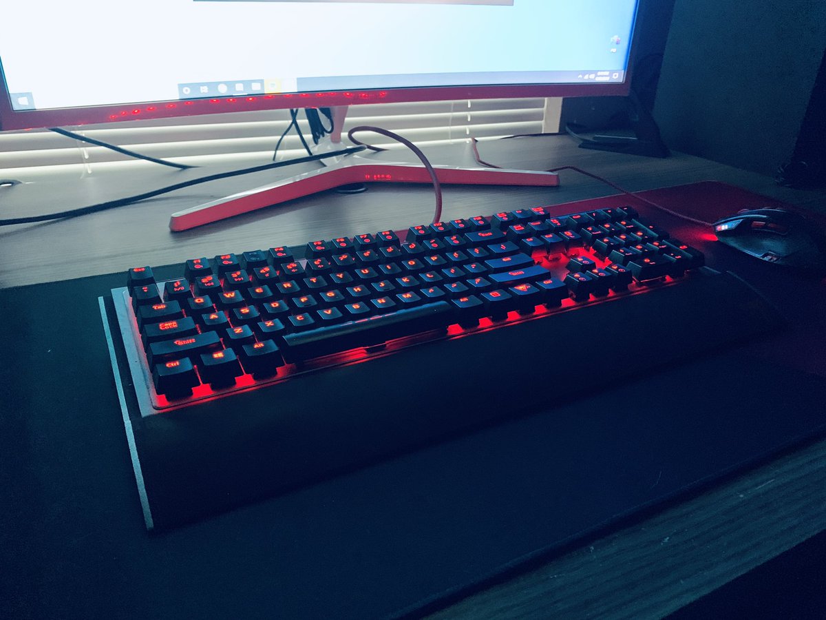 My <a href="/FrontGG/">Team Front</a> mouse mat has officially came in that I created 👌🏽