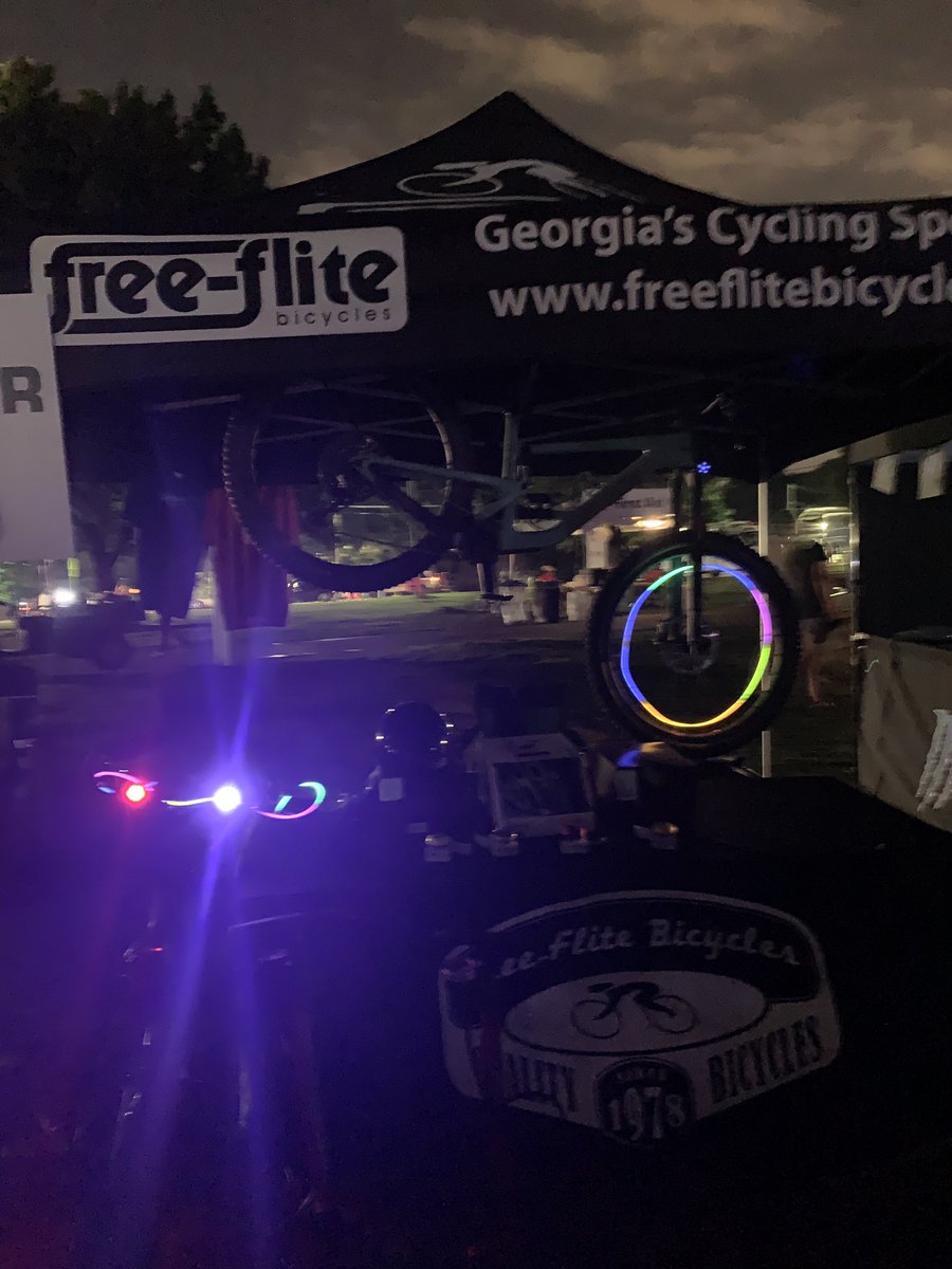 atlantamoonride's tweet photo. Shout out to our friends at @FreeFliteGA - they’ll LITERALLY pump you up (well, your tires) for tonight’s ride! Plus, they’ve got safety lights for sale if you’re in the dark! #AtlantaMoonRide https://t.co/KvzUMG7Kfl