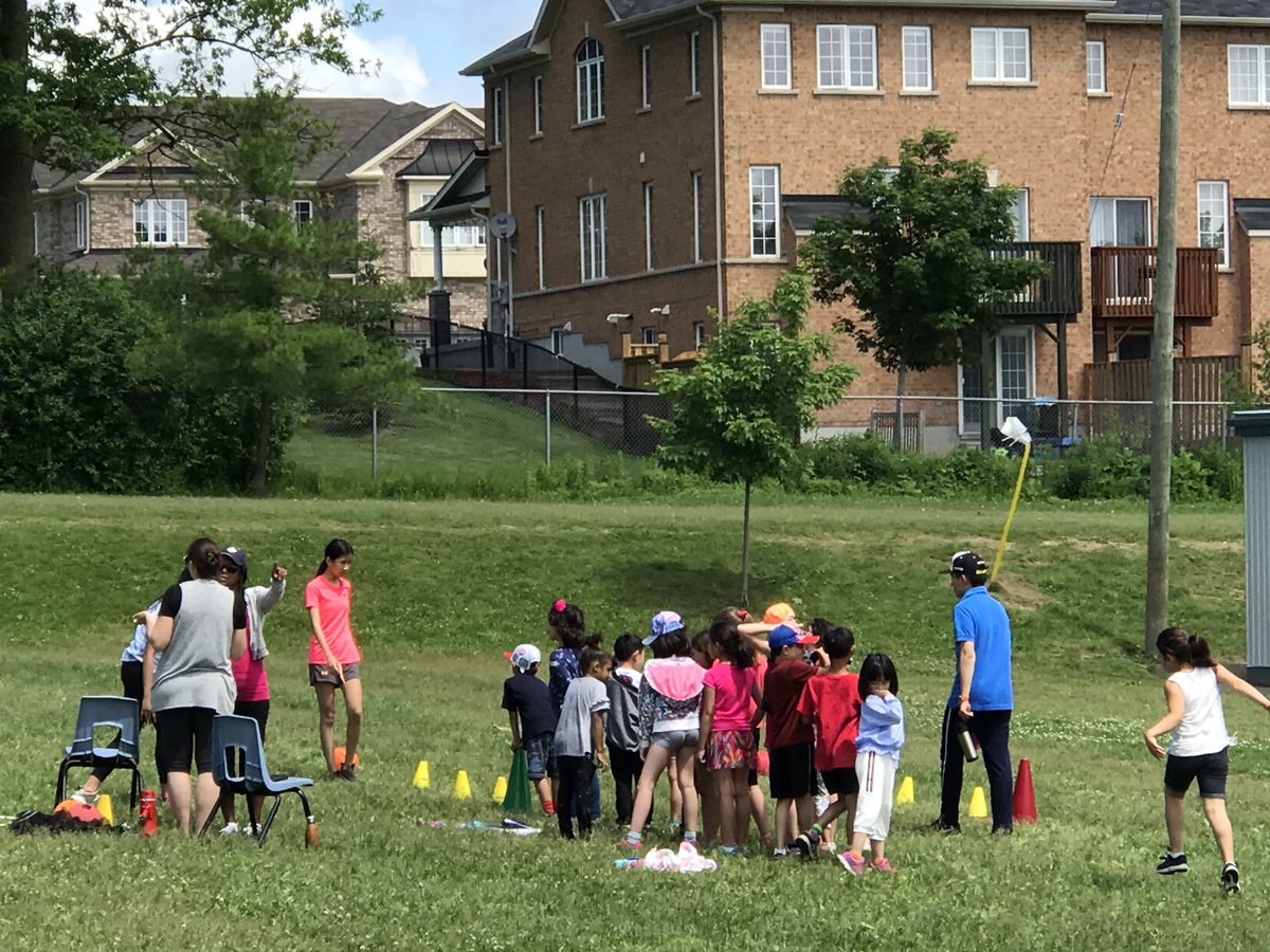 Trillium_Woods's tweet photo. Perfect weather for teamwork and exercise outside. Thank you staff and Intermediate student leaders for organizing a fabulous #Primaryplayday https://t.co/8uCul4Vpa5
