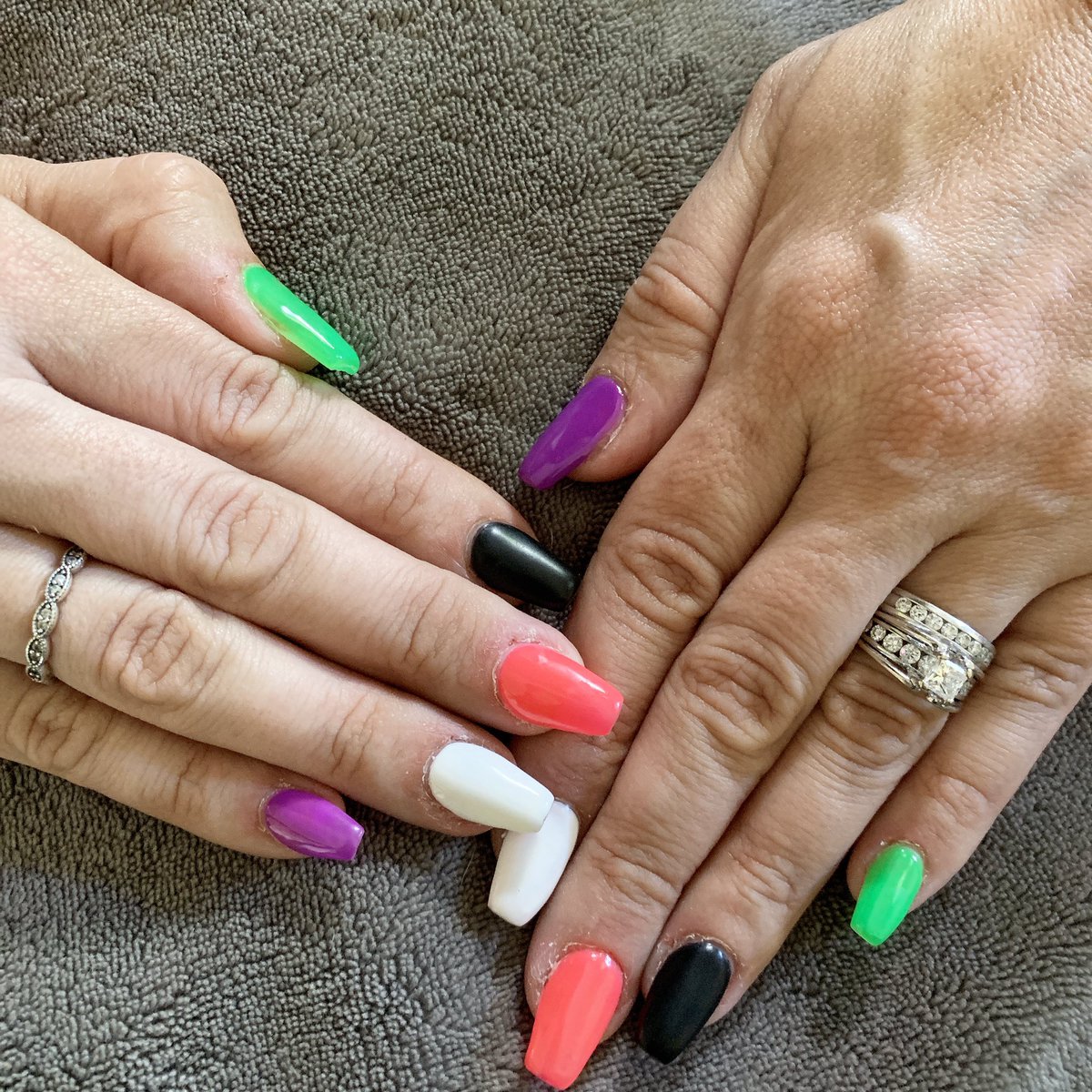 CariJoR's tweet image. Fresh nails - Ready for #mixtapetour Sunday!!! #neonnails #80snails #polygel #boycottboringnails