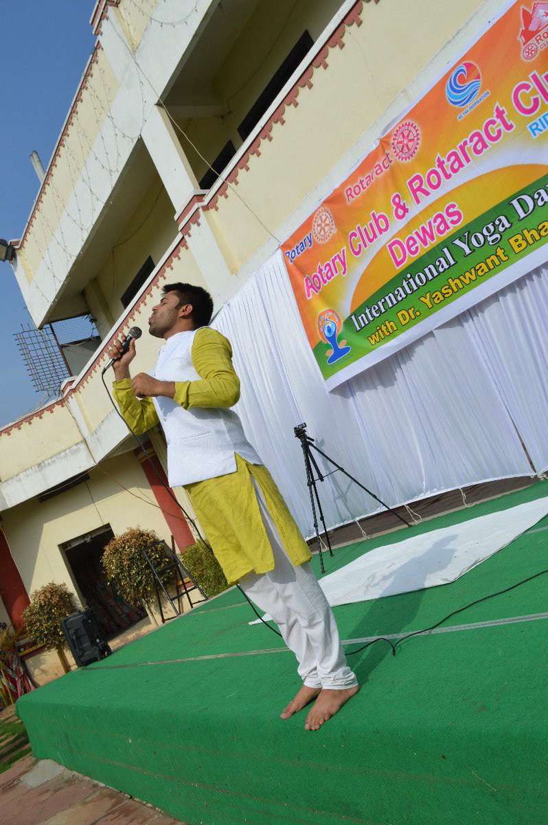 Rotaractdewas's tweet photo. Yoga event successfully organised by Rotaract Club Dewas, upto 300 + peoples enjoy yoga.  #YogaDay2019 https://t.co/8oLO73zzWh