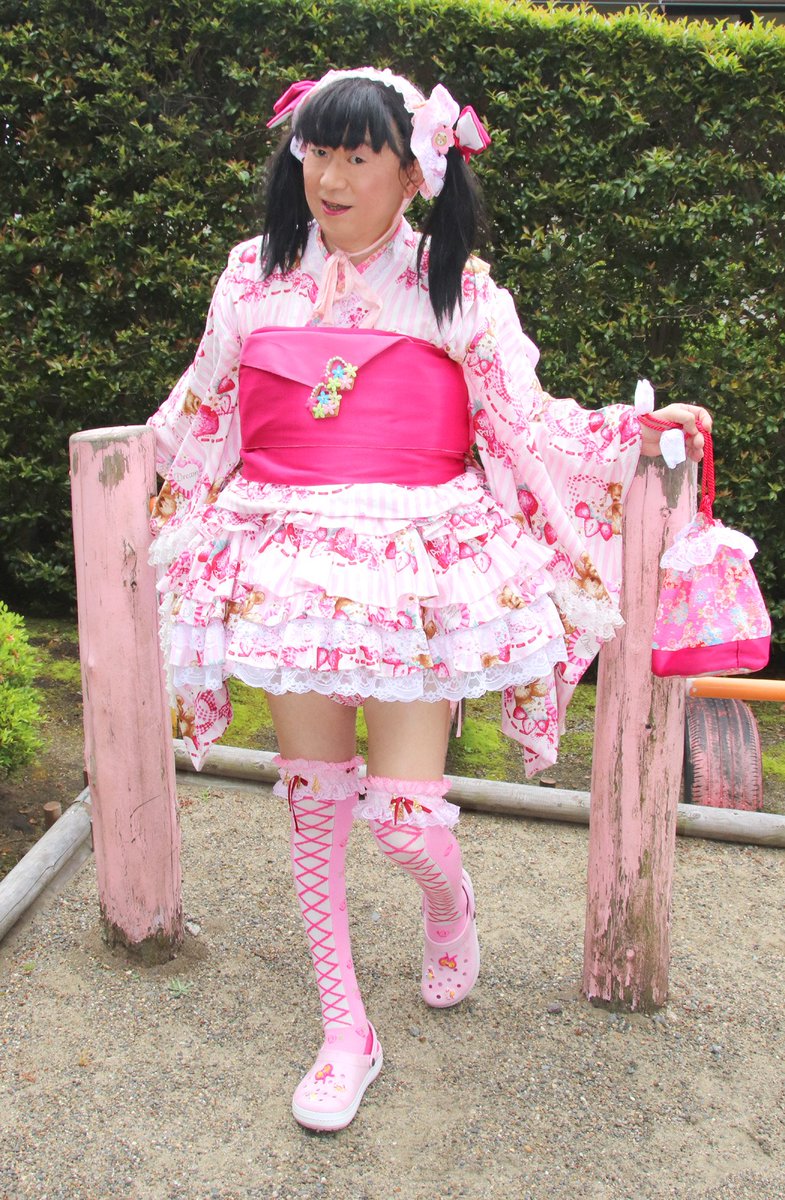 春日えり Ellikasuga ところで兔さんのイラストの再現化 実は おそろい兄妹 以外のイラストでも ぜひ再現したかったものが有ったので そちらも少し見て下さい 春日エリ Elli Kasuga の女児女装写真アルバム021 1 まずは 女児浴衣ドレスを着せられるお