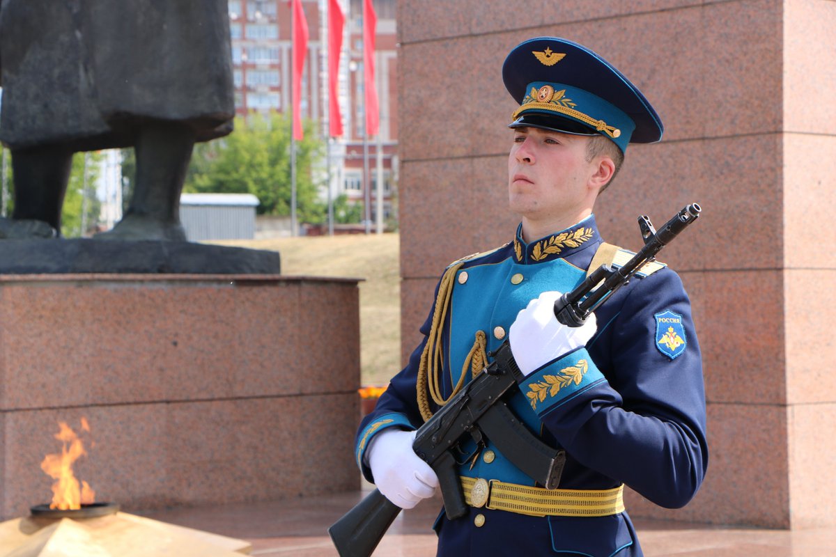 Секретарь #ЕР37 Владимир Гришин возложил цветы к Вечному огню

В День памяти скорби цветы и венки к мемориалу Героям фронта и тыла возложили губернатор Ивановской области Станислав Воскресенский и депутаты Ивановской областной и городской дум

#22июня #ИвановскаяОбласть