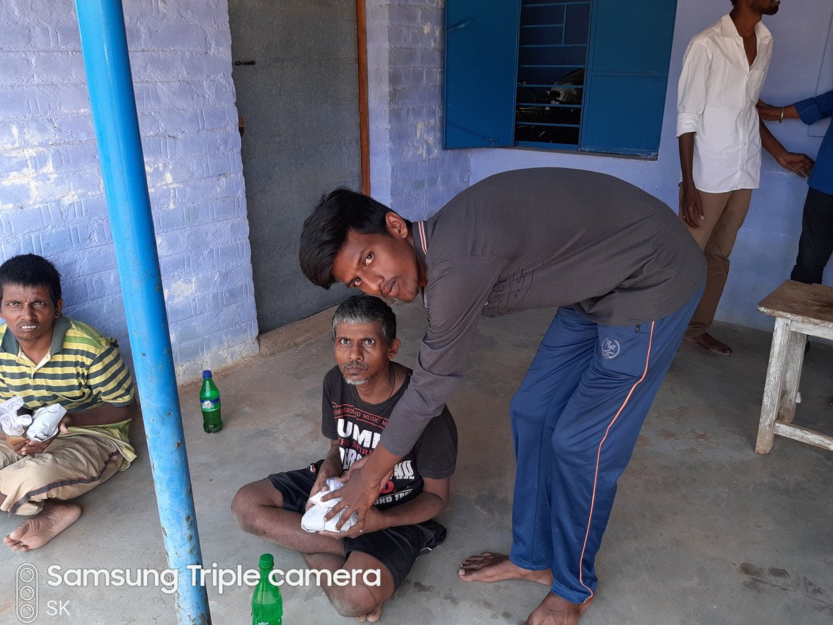 offl_karthik's tweet photo. We Provide Lunch for an Elderly Home as #Thalapathy @actorvijay Birthday Special ! One of the most Happiest Moments in My Life... It's time to thank my friends who comes forward to did this good work !!😍❣

#Rasipuram @otvfofficial_  Team

#HBDEminentVijay https://t.co/OdMDJURlbR