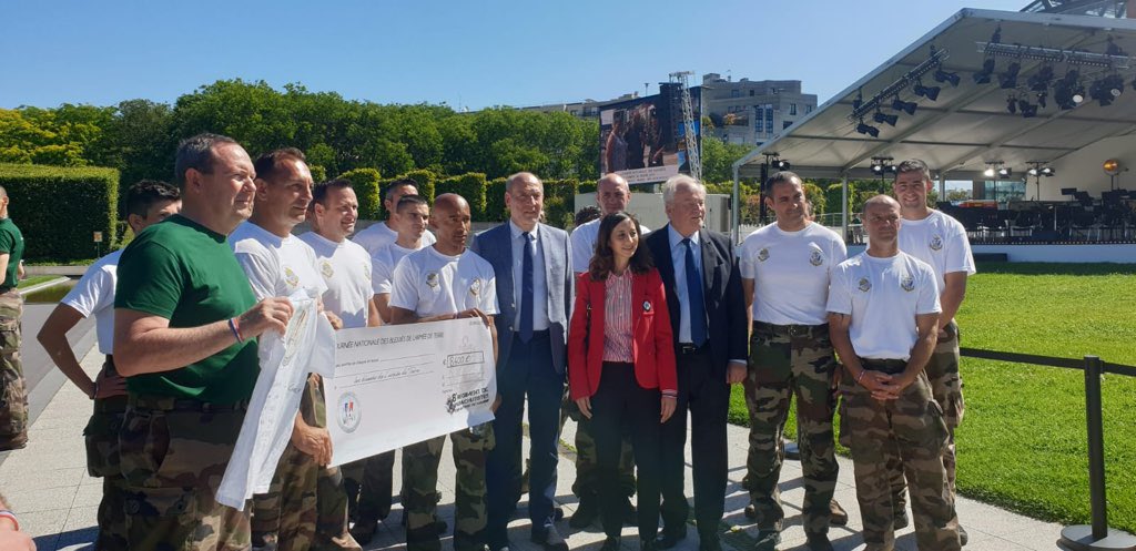 CEMAT_FR's tweet photo. Avec les voleurs de poules du @8eRPIMaOfficiel après leurs 800km. Belle démonstration d’ #EspritGuerrier et de solidarité #AvecNosBlesses ! #FiersDeNosSoldats #BLSday https://t.co/sE9w4Z00pB