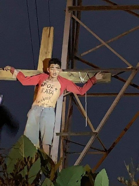 FOTOS: Crucifican a ladrón en #Michoacán  bit.ly/2XnoCsp