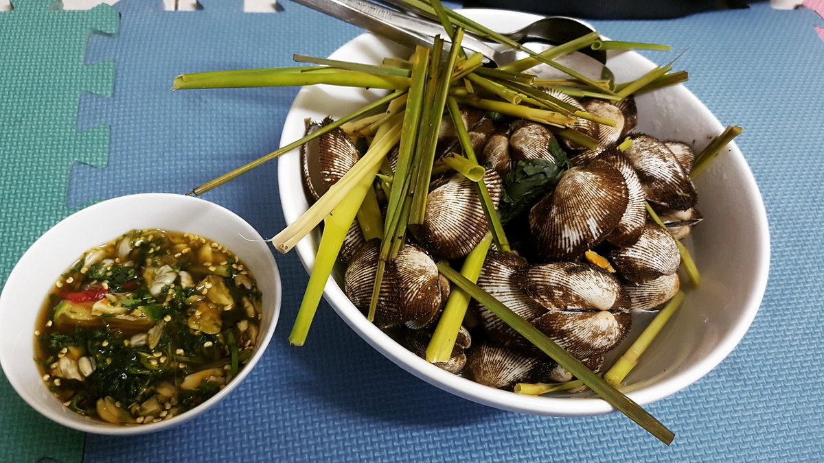 ntvblog's tweet photo. Sò lông hấp sả - Steamed hakf-crenate ark with lemongrass #homecooking #homecook #mecook #solong #sòlông #hakfcrenateark #solonghapsa #sòlônghấpsả #seafood #vietnamesefood #vietnamcuisine #vietnamesedish #asianfood #vietnamfood #vietfood #vietnam🇻🇳 https://t.co/tyt9oMdtQ3