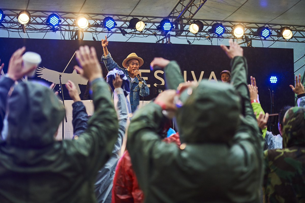 ginzanfestival's tweet photo. GINZAN Stage DAY1
NOBU

力強く歌う姿、彼の魅力を贅沢なほど味わえたGINZAN stage。雨の中素晴らしいパフォーマンスを披露していただきました！！
Thank you very much！

@nobu_miyazaki #nobu
#GINZANFESTIVAL #festival
#銀山フェス #フェス https://t.co/704igJ6OFV