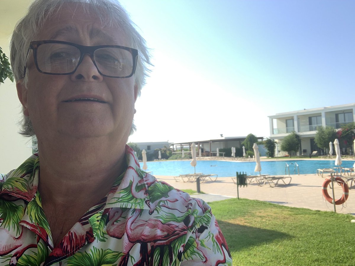 Ruttersprinting's tweet photo. @ellypriZeMaN #flamingos on #holiday for the week drawing a lot of attention- time to fly home now https://t.co/uLykCvSH9k