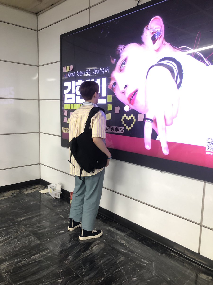 yujuth_buddy's tweet photo. 아니 이게 무슨일이야... 논현역에 현빈이 전광판 보러 갔다가 현빈이 봤어요ㅜㅜㅠㅠㅠㅠㅠ 제가 쓴 포스트잇도 때가시고 포스트잇 좀 많이 때가셨어요ㅠㅠㅠㅠ 너무 행복해ㅠㅠㅠㅠㅠ❤️❤️❤️ 김현빈 데뷔하자!!! https://t.co/p4TKyoF8sW