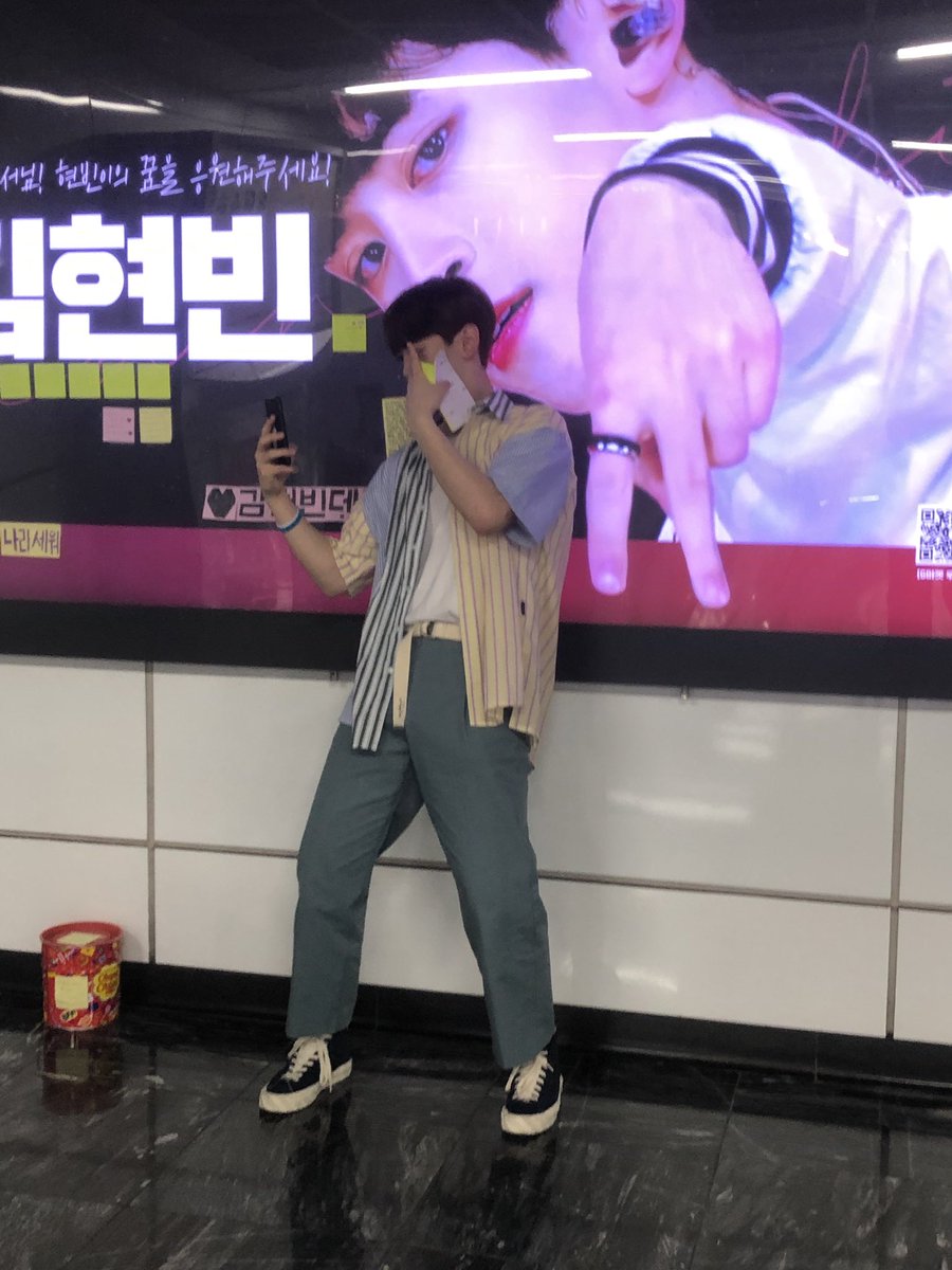 yujuth_buddy's tweet photo. 아니 이게 무슨일이야... 논현역에 현빈이 전광판 보러 갔다가 현빈이 봤어요ㅜㅜㅠㅠㅠㅠㅠ 제가 쓴 포스트잇도 때가시고 포스트잇 좀 많이 때가셨어요ㅠㅠㅠㅠ 너무 행복해ㅠㅠㅠㅠㅠ❤️❤️❤️ 김현빈 데뷔하자!!! https://t.co/p4TKyoF8sW