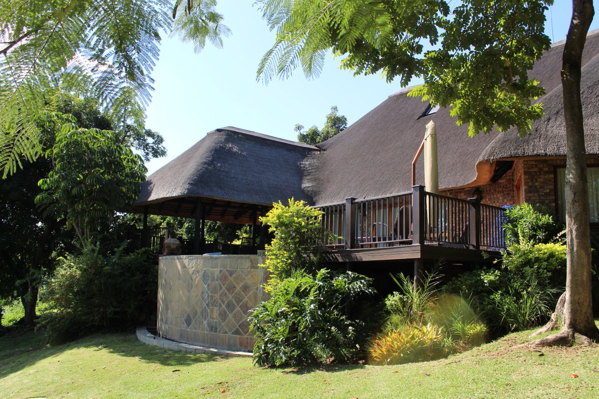 KPLodge's tweet image. Our four bedroom chalets are surrounded by mahogany trees and lush gardens 🌿 Let's not forget a balcony with breathtaking panoramic views! Learn more here: bit.ly/2TwtXrn #LegacyHotels