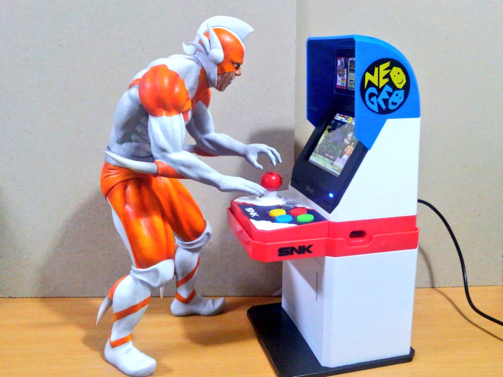 nu__man's tweet photo. #16bitmodels で造ったアトミックガイさんにはちょっと高さが足りなかった…。

キャンディのパッケージ、ドッキングBank、自作ボックスを並べてみた。
安定感ならドッキングBankが一番かなw https://t.co/hj4a0exPts