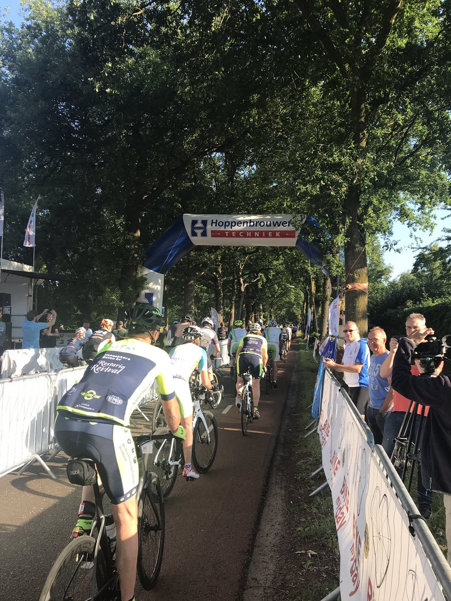 Startschot voor <a href="/BikeMyday1/">Bike My day</a> gelost. Het belooft een mooie wielrendag te worden, met een prachtige opbrengst voor Matchis. Veel dank aan <a href="/bernhezelions/">Lions Bernheze</a> voor de organisatie.