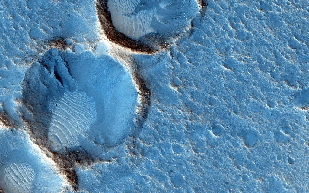 Imagen de la cámara HiRISE de Mars Reconnaissance Orbiter muestra cráteres y depósitos de viento en el sur de Acidalia Planitia.
Para el ojo humano el área probablemente se vea gris y rojiza.
Crédito de la imagen: HiRISE, MRO, LPL (U. Arizona), NASA
https://apod.nasa.gov/apod/astropix.html …