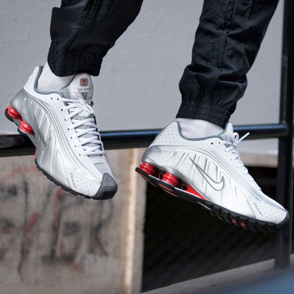 nike shox r4 metallic silver comet red