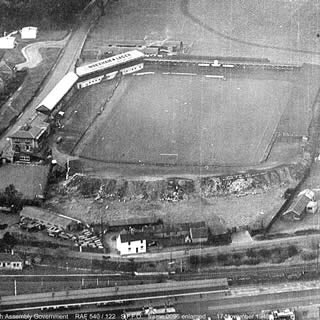 WrexhamafcW's tweet photo. Incredible image. The Racecourse, Mold Rd, the white cottage on Crispin Lane, the cinderbank Kop, the Yale side popular bank. Year unknown. https://t.co/Nqo6BhFeVH