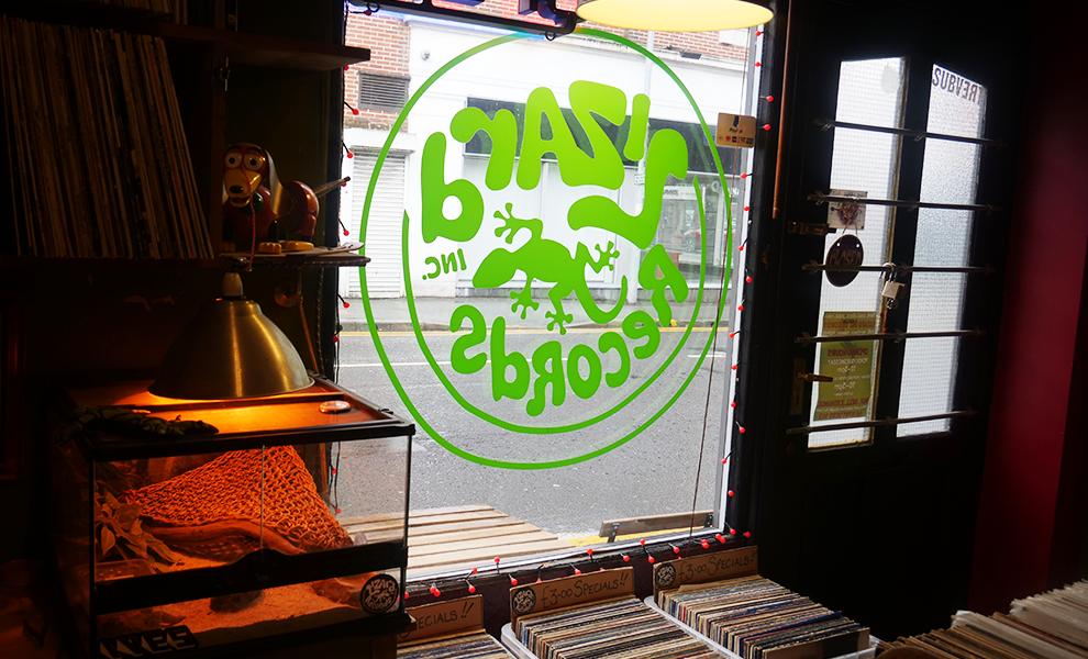 WeAreWarrington's tweet image. #ShoutoutSaturday 👏

#SupportYourlocalIndependent @lizardincrcrds record shop on Legh St in #WarringtonTownCentre! This hidden gem has been open for the past four years. We popped in last week to chat with Tom, who DJs at venues and festivals locally - Check them out 🎵 🎧