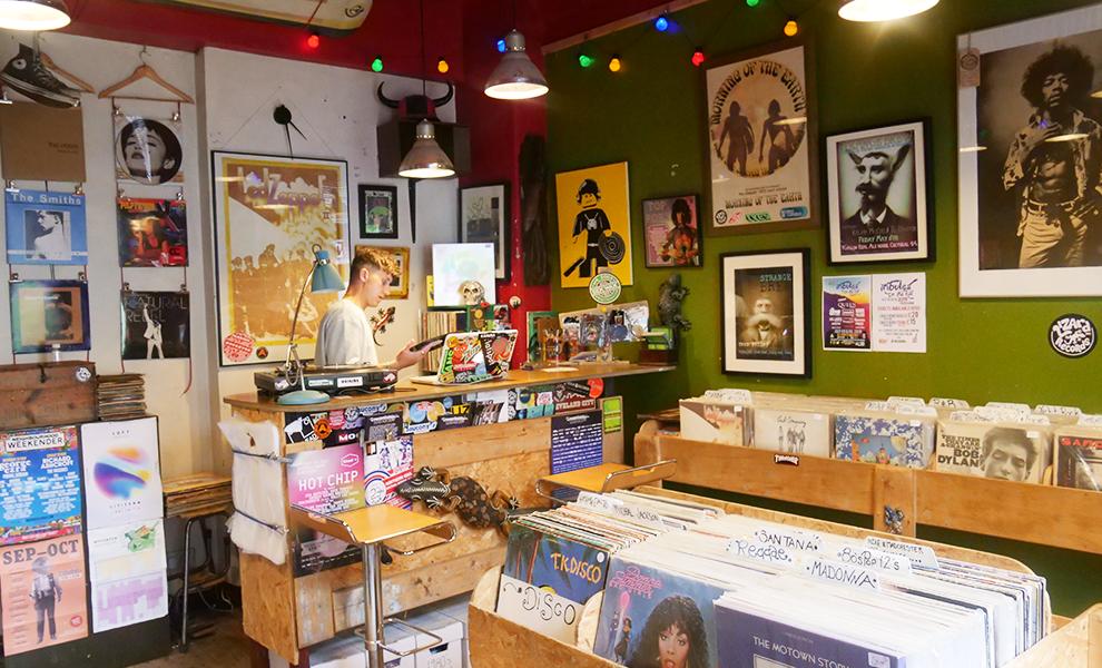 WeAreWarrington's tweet image. #ShoutoutSaturday 👏

#SupportYourlocalIndependent @lizardincrcrds record shop on Legh St in #WarringtonTownCentre! This hidden gem has been open for the past four years. We popped in last week to chat with Tom, who DJs at venues and festivals locally - Check them out 🎵 🎧
