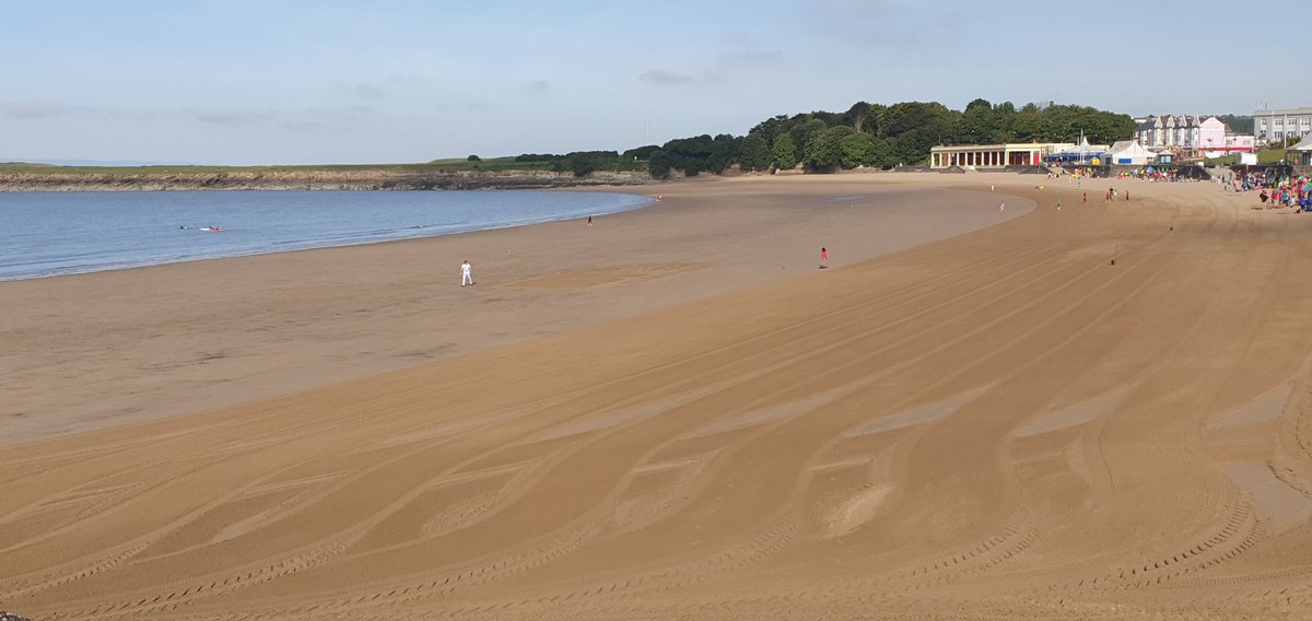 _BARRYISLAND_'s tweet photo. Ladies and gentlemen this is what Barry Island Whitmore Bay beach looks like every day before  any visitors. Let's make sure we keep it that way. If a bin is full take it home or find another ♻️♻️♻️♻️♻️♻️♻️ @EnforcementVog https://t.co/Ll4WjqILbQ