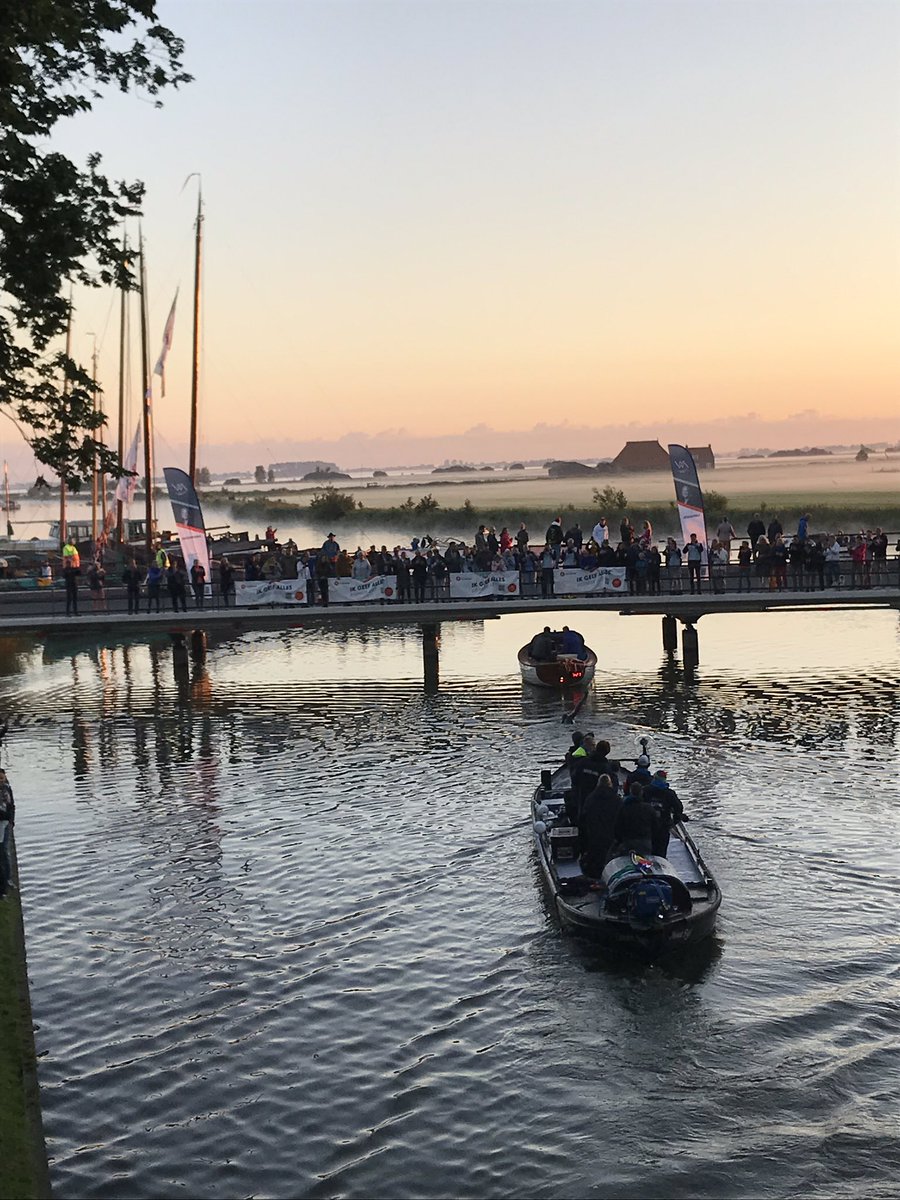 Marloess1's tweet photo. Iedereen leeft mee.. heel veel kippenvelmomentjes! #sfeerimpressie #11stedenzwemtocht https://t.co/PrnMQMCcRK