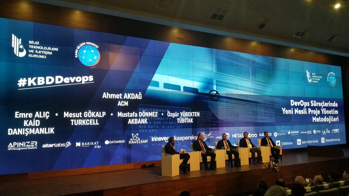 musdonmez's tweet photo. Ankara'daki #KBDDevops etkinliğinde, bir sürpriz yapıp "En iyi fotoğrafımızı çeken kişiye"  @AcmAgile firmasından moderatörümüz @aakdag ın "Nasıl Agile olunur" kitabını vermeyi önermiştim. Bana göre en iyi fotoğraf buydu ve ödülü bu fotoğraf haketti. 👍 https://t.co/RTW0CEbYKM