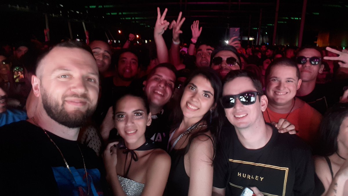 ana_vcoelho's tweet photo. Bom dia com @chrislake. AMAZING #RioMe https://t.co/duCDRIZviB