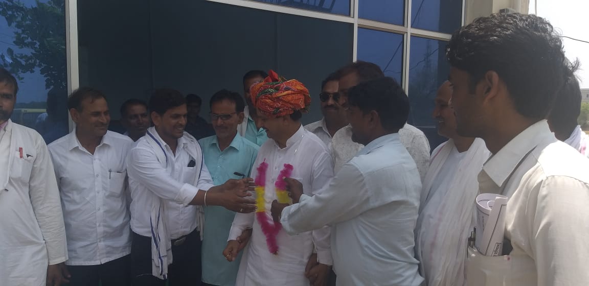 drmanojrajoria's tweet photo. आज नादौती मंडल में कार्यकर्त्ता सम्मान समारोह में पहुचने पर कार्यकर्त्ताओ द्वारा हर्षोल्लास से किये गए अभिनन्दन एवं स्वागत के लिए बहुत बहुत धन्यवाद एवं आभार ||
कार्यकर्ताओ का यह असीम स्नेह और प्यार मेरे अन्दर ऊर्जा का संचार करता है और जन सेवा के लिए प्रेरित करता है | 
#Karauli https://t.co/tmougyUVKM