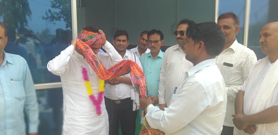 drmanojrajoria's tweet photo. आज नादौती मंडल में कार्यकर्त्ता सम्मान समारोह में पहुचने पर कार्यकर्त्ताओ द्वारा हर्षोल्लास से किये गए अभिनन्दन एवं स्वागत के लिए बहुत बहुत धन्यवाद एवं आभार ||
कार्यकर्ताओ का यह असीम स्नेह और प्यार मेरे अन्दर ऊर्जा का संचार करता है और जन सेवा के लिए प्रेरित करता है | 
#Karauli https://t.co/tmougyUVKM