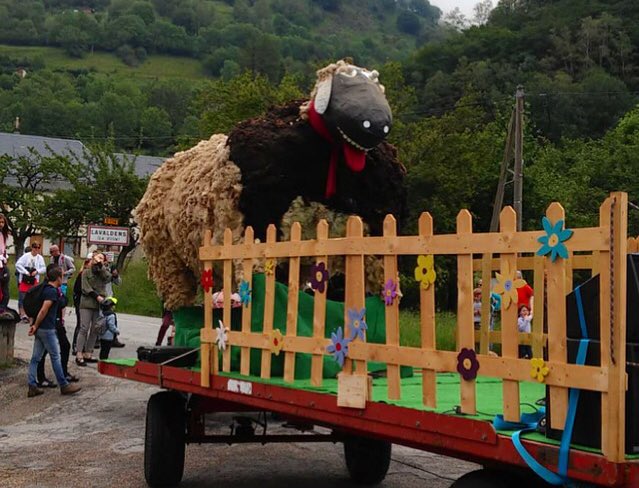[CLOTURE Paysage&gt;Paysages] - Le char musical est prêt ! On attends plus que les moutons ! 
.
#paysagepaysages #isereculture #isereledepartement #latranshumancefetelamusique <a href="/CDIsere/">Isère</a> #AlpesIsHere
