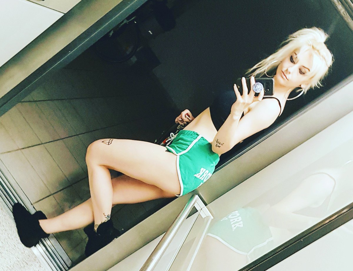 guirlyyy's tweet photo. guten morgen 😋
#guirl #nicegirl #nice #fancy #fancypants #chillig #samstag #morgen #göttin #playstation #fabulous https://t.co/T40fPevjnZ