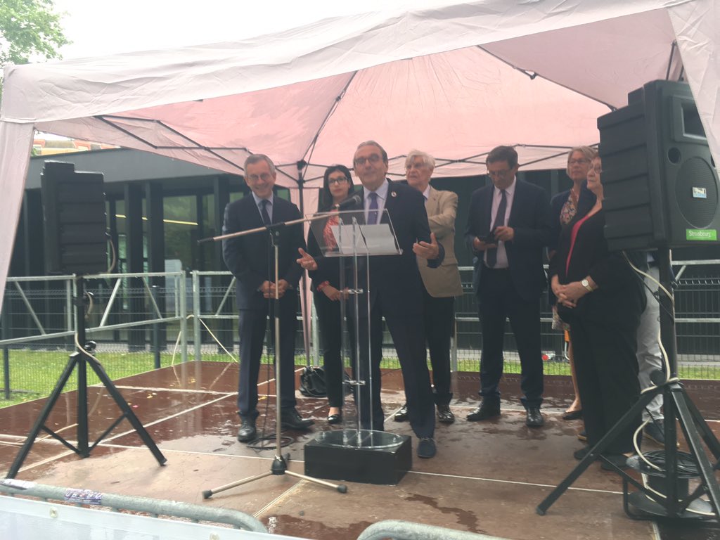 Très heureux d’inaugurer l’extension de la ligne E de tramway à la Robertsau qui comprend à présent 3 nouvelles stations et 1,4 km de réseau supplémentaire. J’ai souligné la grande qualité environnementale et paysagère du projet. #Tramway #Extension #Robertsau #LigneE