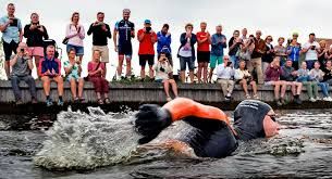 SamenloopSWF's tweet image. Alle #Samenlopers: van bestuur tot vrijwilligers, van eregasten tot meelopers, van teamcaptains tot commissieleden, wensen Maarten SUCCES!!! Doneer aan de Maarten van der Weijden Foundation! Zet &apos;m op Maarten! En alvast welkom bij de #SamenLoop van 2020!!! (...)