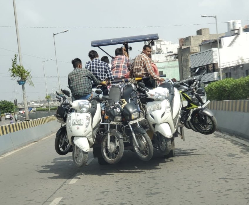 RBamuriya's tweet image. ज़िंदगी इक सफ़र है सुहाना 
ओवरलोडिंग में कब गिर जाओ 
किसने जाना ?

#RoadSafety
#SaavdhaniHiSuraksha
#SayNoToOverloading
#DriveResponsibly