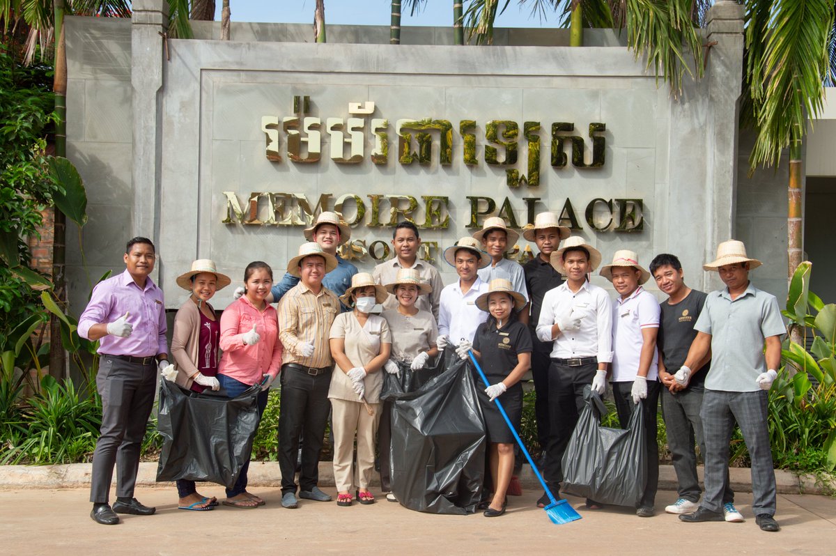 MHRCOR's tweet image. នេះគឺជាសកម្មភាពសម្អាតបរិស្ថាននៅក្នុងទីធ្លាសណ្ឋាគារម៉េម័រផាឡេសនៃក្រុមការងារម៉េម័រ ដើម្បីជួយបង្កើននូវសម្រស់ដល់អាគារ និងខ្យល់អាកាសបរិសុទ្ធ។