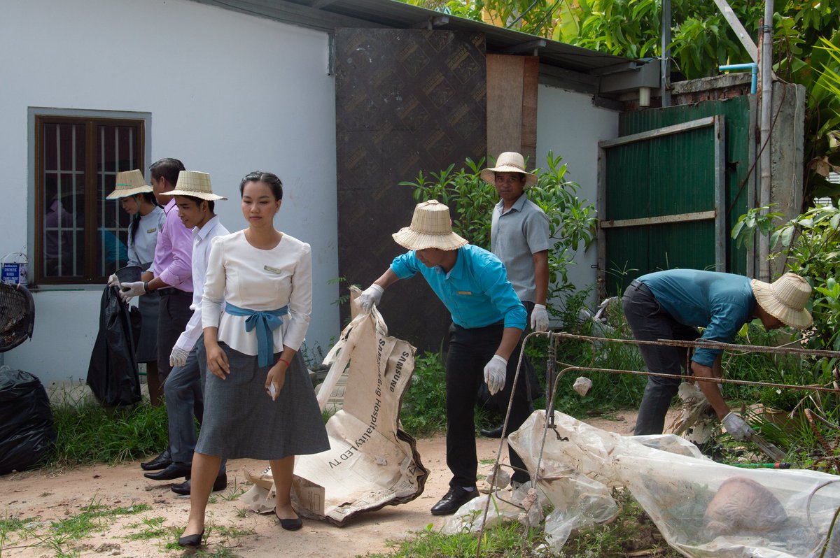 MHRCOR's tweet image. នេះគឺជាសកម្មភាពសម្អាតបរិស្ថាននៅក្នុងទីធ្លាសណ្ឋាគារម៉េម័រផាឡេសនៃក្រុមការងារម៉េម័រ ដើម្បីជួយបង្កើននូវសម្រស់ដល់អាគារ និងខ្យល់អាកាសបរិសុទ្ធ។