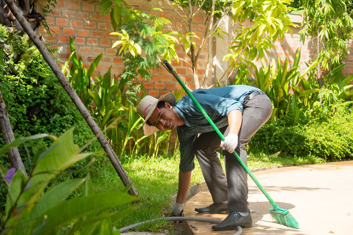 MHRCOR's tweet image. នេះគឺជាសកម្មភាពសម្អាតបរិស្ថាននៅក្នុងទីធ្លាសណ្ឋាគារម៉េម័រផាឡេសនៃក្រុមការងារម៉េម័រ ដើម្បីជួយបង្កើននូវសម្រស់ដល់អាគារ និងខ្យល់អាកាសបរិសុទ្ធ។