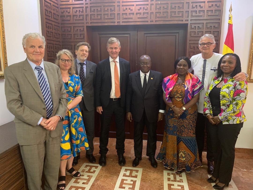 Ghana president Nana Akufo-Addo has promised to make Accra the cleanest city of Africa by 2025. The Aker and Plastic REVolution team will help implement this courageous and inspiring vision. The president gives enthusiastic support to our planned plastic to liquid factory! 😁