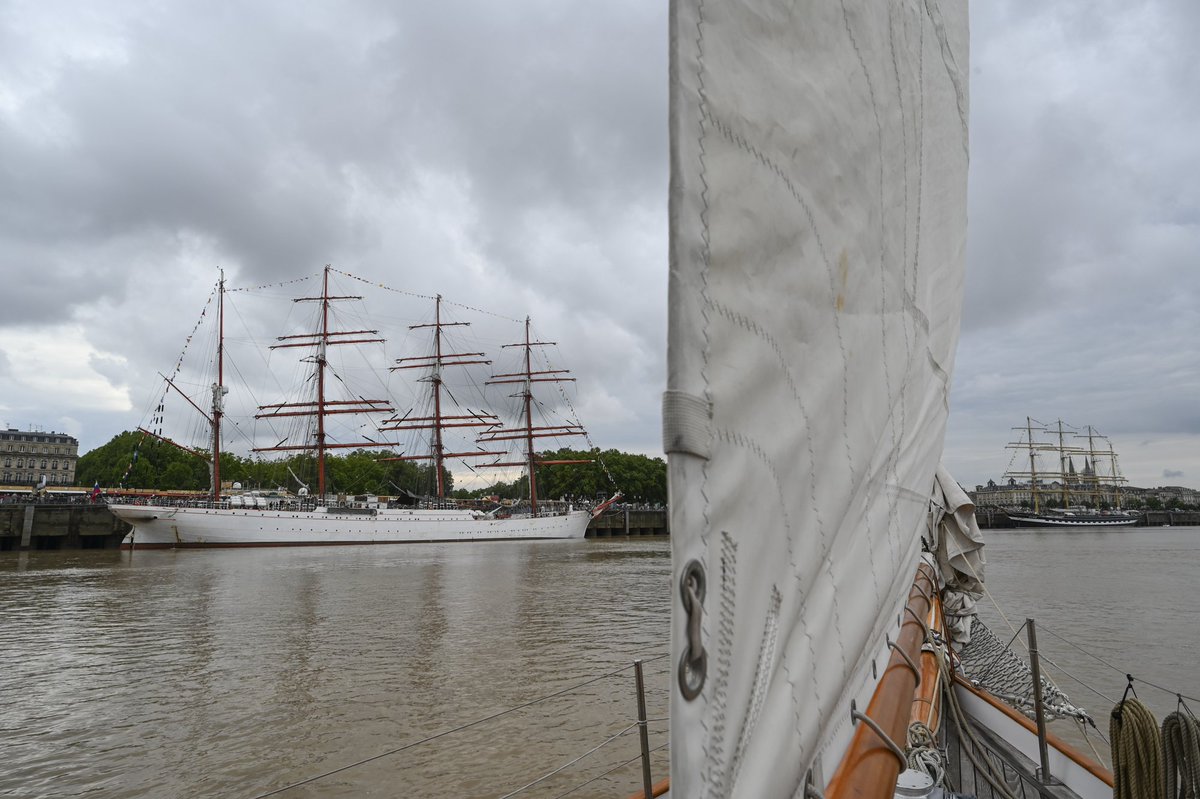 Retour en images sur la deuxième journée de la Fête du Fleuve : balades à bord du Skeaf, visites des bateaux, chœur de marins et l'orchestre national de #Bordeaux avec ses 300 choristes et 65 musiciens 🎼 
📸 J.B Nadeau #Bxff #Gironde