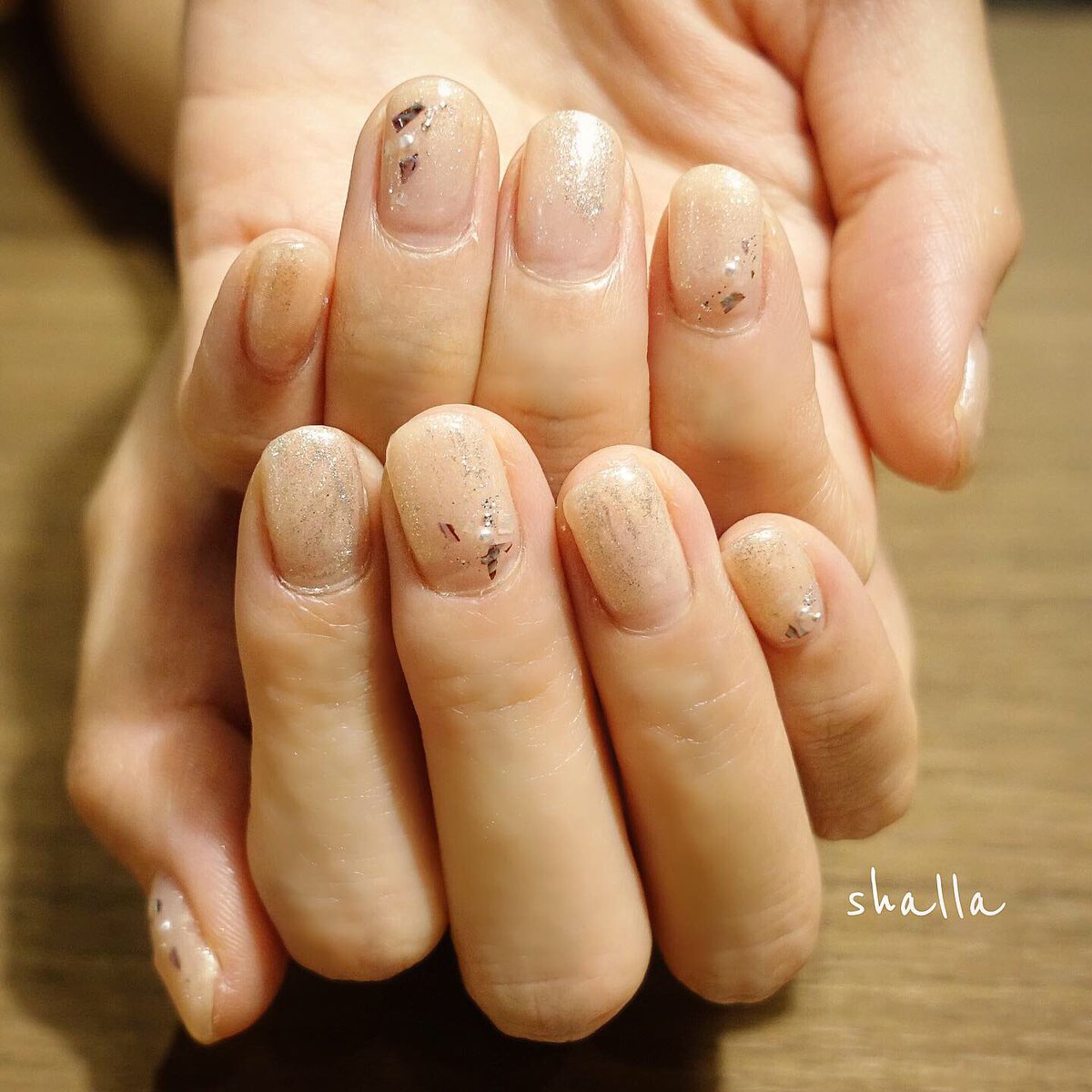 紗巴美 A Twitter ヌーディなベージュにシャンパンゴールドのパールを足した 夏カラー シルバーのグリッターとjoujounailさんのfleur Seche フルール セッシュをポイントに入れこみました 夏ネイル シェルネイル マニキュア パラジェル ベラフォーマ