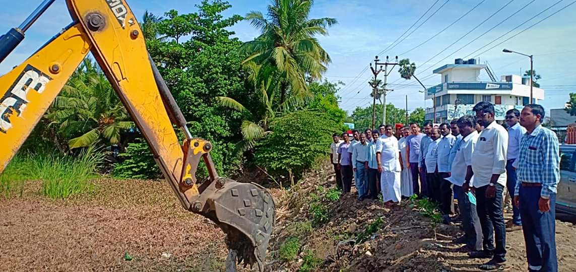 Tr_Gayathri's tweet photo. #Good_Start 💐💐💐 @ANamassivayam
22/6/2019 இன்று காலை புதுவை மாநிலம் வில்லியனூர் தொகுதிக்குட்பட்ட மூர்த்தி நகர் பகுதியில் அமைந்துள்ள குளத்தை தூர்வாரும் பணியை துவக்கி வைத்த மாநில பொதுப்பணித்துறை அமைச்சர் திரு.நமச்சிவாயம்
#WaterCrisis #Puducherry
#தவிக்கும்தமிழ்நாடு https://t.co/XnD54ttznI