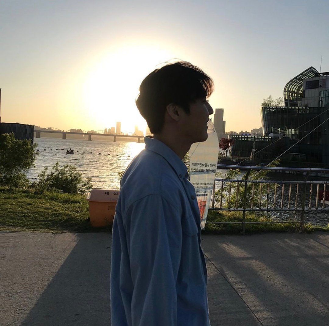 QueenTan119's tweet photo. 𝓙𝓪𝓶𝓮𝓼 𝓛𝓮𝓮'𝓼 𝕓𝕠𝕪𝕗𝕣𝕚𝕖𝕟𝕕 𝕝𝕠𝕠𝕜

📷 insta : highjest https://t.co/jqrlXZ26XA