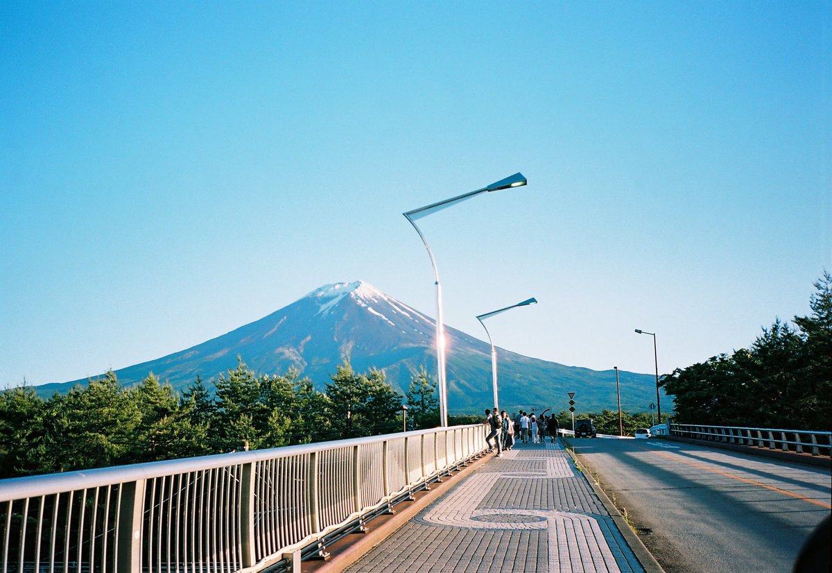 fhaarraariiii's tweet photo. นี่คือฟิล์มที่เราใช้บ่อยที่สุดเลย Kodak portra160 ฟิล์มตัวนี้จะให้สีสันสดใสเป็นธรรมชาติ Skin tone สวยมาก Grain เนียนมาก แต่ก็ยังมีความเป็นฟิล์มอยู่ ข้อควรระวังคือถ้าหลังพระอาทิตย์ตกไปแล้วควรเปิดแฟรชเพราะ iso แค่ 160 เอง ราคาม้วน��ะ 275 บาท ราคาแอบโหดนึดนึง แต่รูปสวยประทับใจ5555 https://t.co/qVPkOkjElt