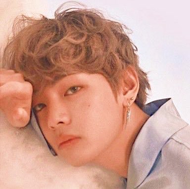 vmindiariesj's tweet photo. taehyung with curly hair is such a blessing to this earth https://t.co/BbWwKAktVV