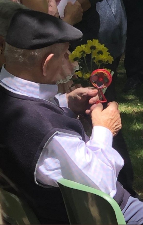 A la izquierda, los restos de Catalina Muñoz, fusilada por los golpistas en 1936 con el sonajero de su hijo Martín.

A la derecha, Martín con su sonajero en el homenaje que hoy han rendido a su madre en Palencia, 83 años después.

La imagen de Martín, vía @mndres.